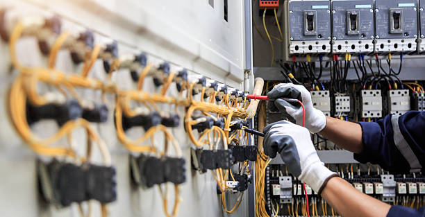 Professional Electrician technician working in Robins, IA